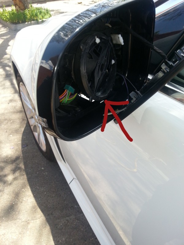 Por esa ranita es por donde hay que meter algo plano y empujar. A la vez por debajo hacer palanca para que salga el difusor de la luz.