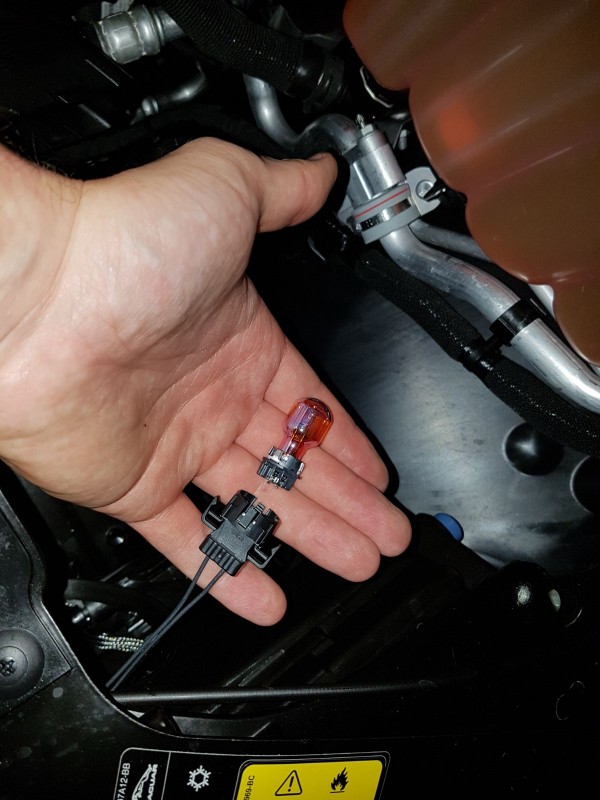 IMG-20170629-WA0060.jpg (193.32 KiB) Visto 36470 veces Foto 8. Sustitución bombilla por led.