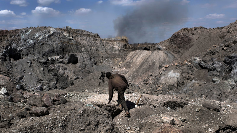 creuseur-or-digger-climbs-through-a-copper-and-cobalt-mine-in-kawama-picture-id621663682.jpg