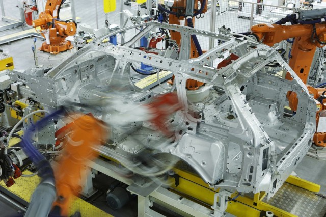 a-new-range-rover-under-construction-at-jaguar-land-rovers-solihull-plant_100400926_m.jpg