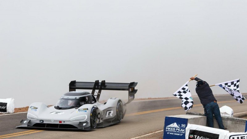 dumas-su-volkswagen-id-r-destrozan-record-loeb-pikes-peak.jpg