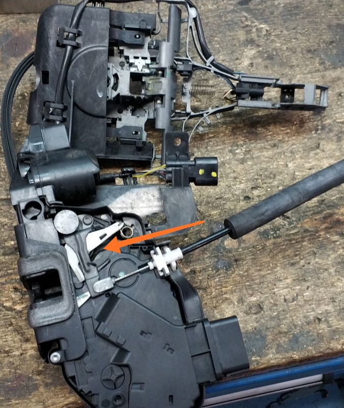 IMG_20181108_155708.jpg (1.39 MiB) Visto 21599 veces Aquí parece que está el fallo, la pieza blanca no acaba de girar del todo.