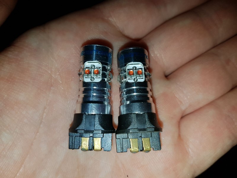 IMG-20170629-WA0034.jpg (173.77 KiB) Visto 39606 veces Foto 1. Bombillas PWY24W