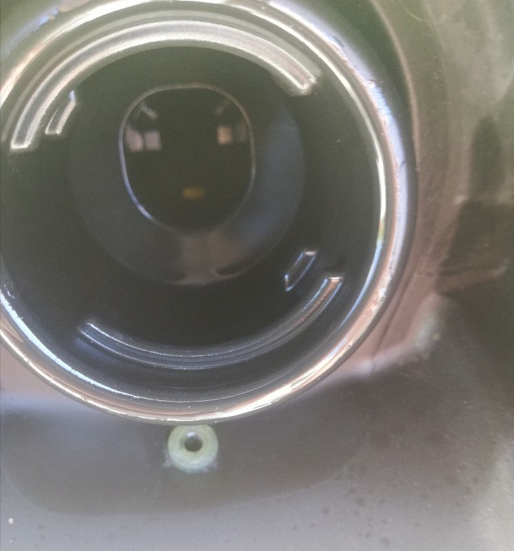 Por el agujerito que veis es por donde creo q sale diesesl que luego veo oor fuera en la carroceria.