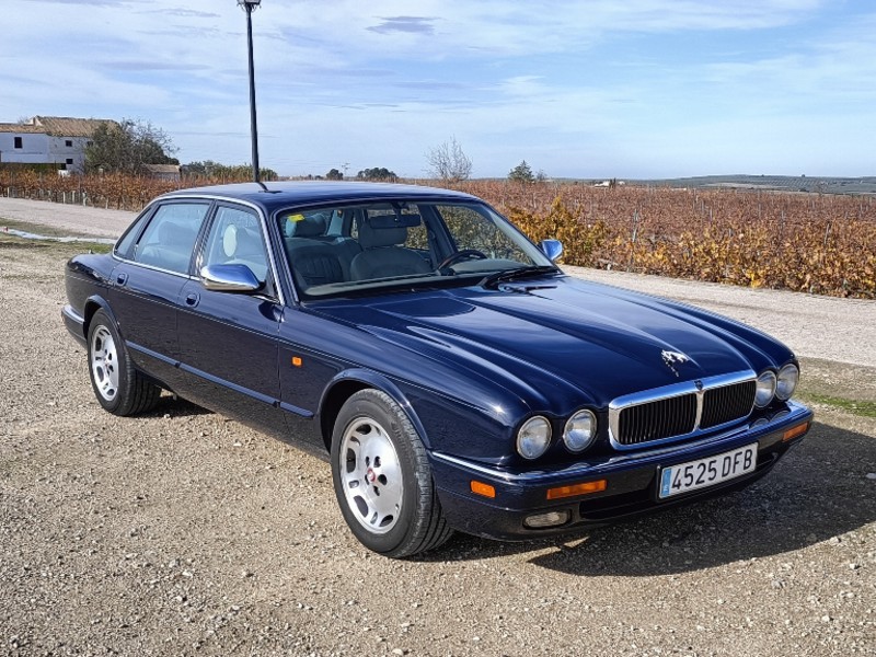JAGUAR XJ6.jpg