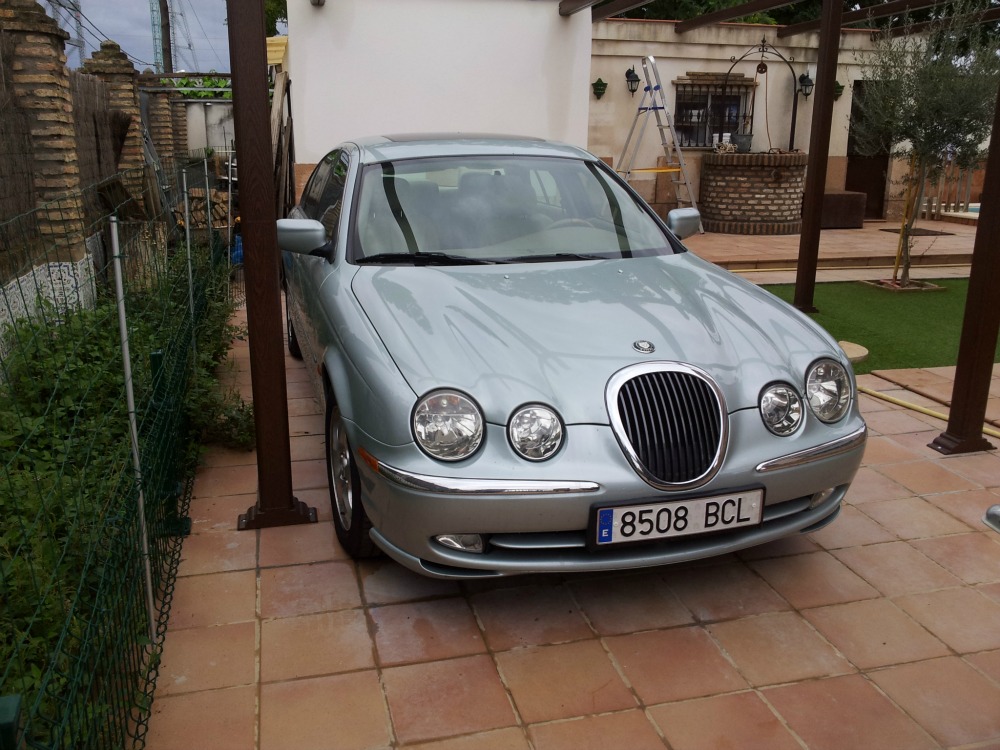 Color celeste metalizado.